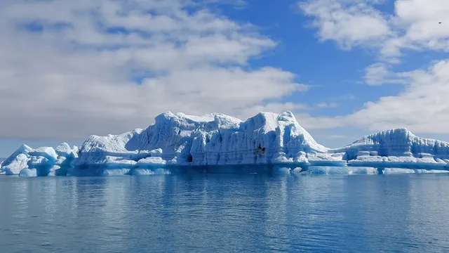 青い氷山が浮かぶ氷河湖